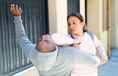 Woman applies force grab to burglar on street
